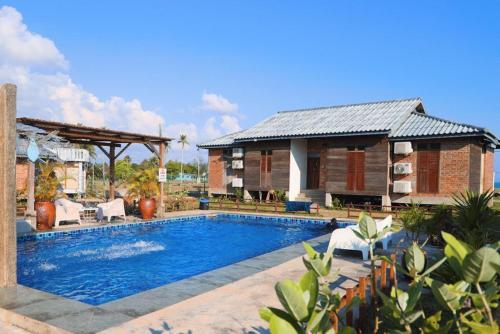 una piscina frente a una casa en Sekepeng Penarek, en Kampung Penarik