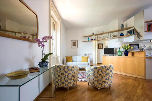 ""Bright Top Floor Apartment Vatican & Tiber View, Steps from Olympic Stadium"