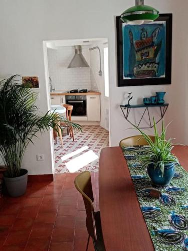 - une salle à manger avec une table et des plantes dans l'établissement Grande maison cévenole à la décoration soignée, à Notre-Dame-de-la-Rouvière