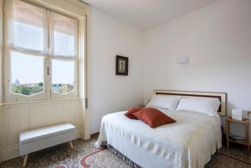 ""Bright Top Floor Apartment Vatican & Tiber View, Steps from Olympic Stadium"