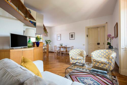 ""Bright Top Floor Apartment Vatican & Tiber View, Steps from Olympic Stadium"
