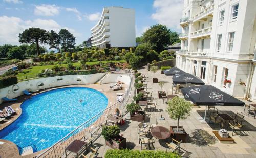 een uitzicht over het zwembad van een hotel bij The Grand Hotel in Torquay