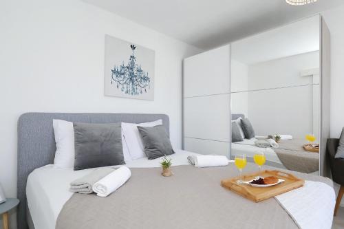 ein Schlafzimmer mit einem großen Bett und einem Holztablett darauf in der Unterkunft Holiday Home Maria one minute from -Beach in Zadar