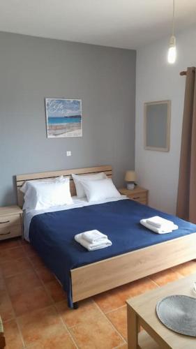 a bedroom with a bed with two towels on it at Στούντιο με θέα τη θάλασσα in Itea