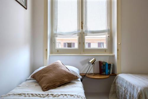 ""Bright Top Floor Apartment Vatican & Tiber View, Steps from Olympic Stadium"