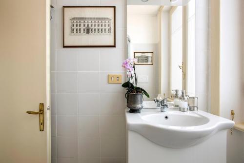 ""Bright Top Floor Apartment Vatican & Tiber View, Steps from Olympic Stadium"
