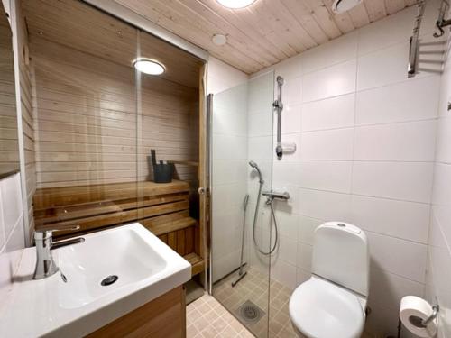 Ένα μπάνιο στο Lomavuokra Studio apartment A3, Levi Central, ski-in ski-out