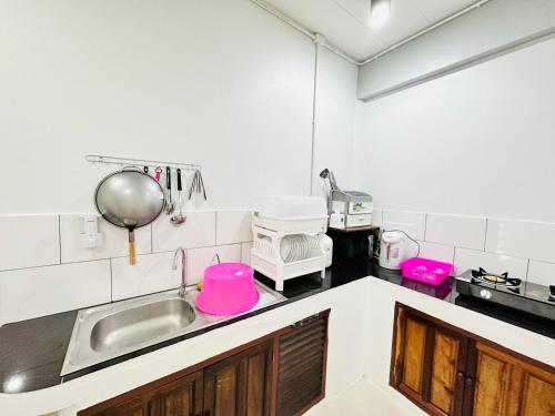 - une cuisine avec un évier et un comptoir dans l'établissement Avita Pool Villa, à Sichon