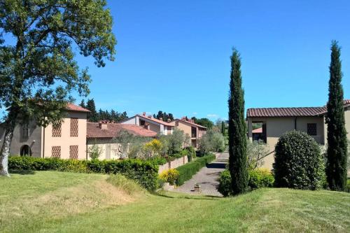 una fila de casas en un patio con árboles en Chianti For Two, en Montagnana Val di Pesa