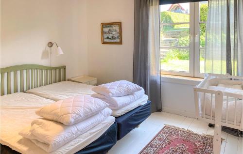 1 dormitorio con 1 cama con 4 almohadas en Awesome Apartment In Huskvarna With Wifi en Huskvarna