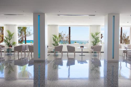 a rendering of a dining room with tables and chairs at HSM Golden Playa in Playa de Palma