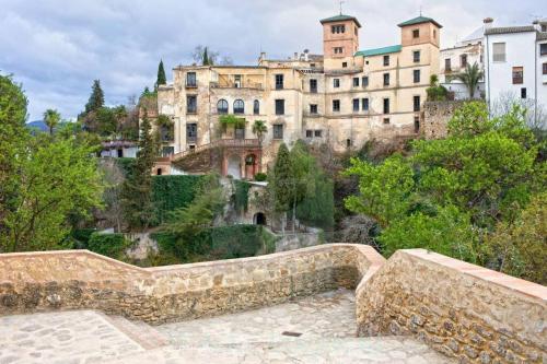 una pared de piedra con vistas a un edificio en Casa La Puerta de Ronda, en Cuevas del Becerro