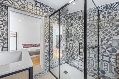 een badkamer met een douche en een wastafel bij Casa Tamar in Lagos