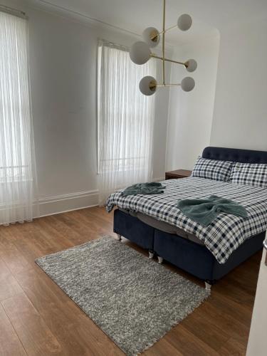 1 dormitorio con cama y alfombra en Private room 2 en Londres