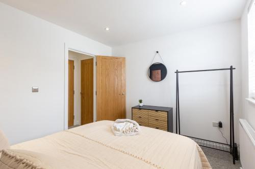 a bedroom with a bed and a clock on the wall at Albion at the Level - 2 BD Flat in Brighton & Hove