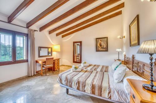 sypialnia z łóżkiem i biurkiem w obiekcie Ideal Property Mallorca - Son Perxa w mieście Petra