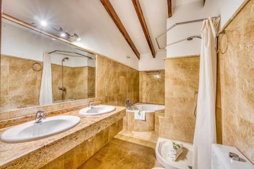 łazienka z dwiema umywalkami i prysznicem w obiekcie Ideal Property Mallorca - Son Perxa w mieście Petra