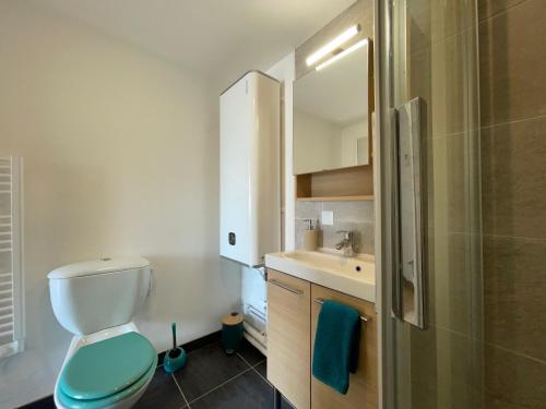 Baño pequeño con aseo y lavamanos en Tout Inclus - Plein Centre - Netflix - Moontown, en Lunéville