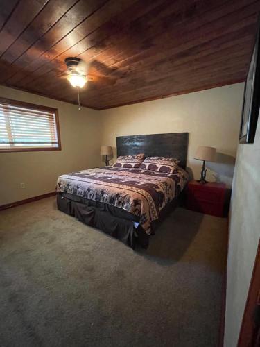 - une chambre avec un lit et un plafond en bois dans l'établissement JW Vallecito, à Vallecito