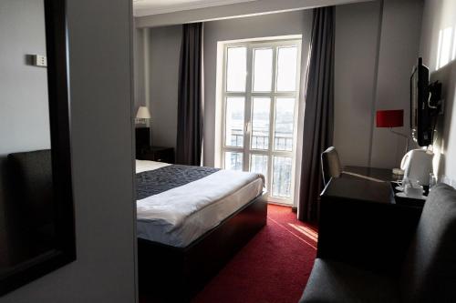 Ένα ή περισσότερα κρεβάτια σε δωμάτιο στο Chagala Aktau Hotel