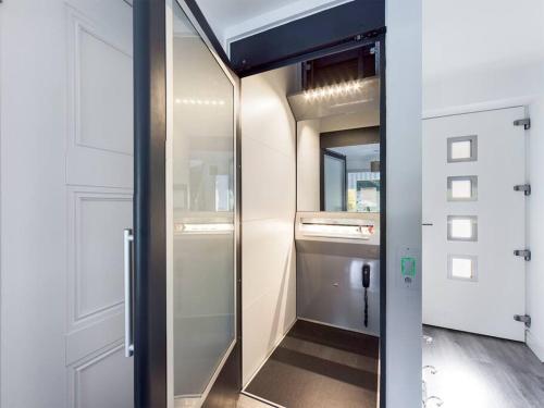 ein begehbarer Kleiderschrank mit einer Glasschiebetür in der Unterkunft 1 The Boatyard - Water fronted, town location & parking for 2 cars in Kingsbridge