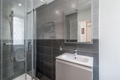 y baño con lavabo y ducha con espejo. en BARBARA by Terry's Homes, en Cannes