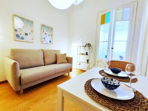 uma sala de estar com um sofá e uma mesa em Acogedor Apartamento en Barcelona Forum Sant Adrià em Sant Adria de Besos