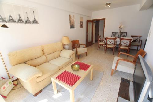 Zdjęcie z galerii obiektu RentalSevilla Apartamento luminoso con 3 dormitorios w Sewilli