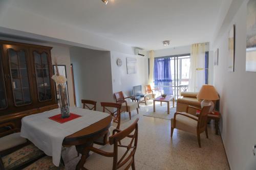 Zdjęcie z galerii obiektu RentalSevilla Apartamento luminoso con 3 dormitorios w Sewilli