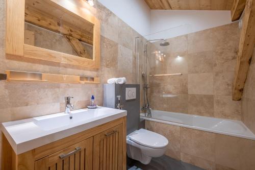une salle de bain avec un lavabo, des toilettes et une baignoire dans l'établissement Chalet Teddy Bear 3 Chambres, au coeur de St Gervais, à Saint-Gervais-les-Bains