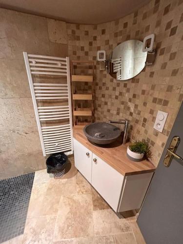 - une cuisine avec un comptoir et une plaque de cuisson dans l'établissement Villa fontaine, à Adissan