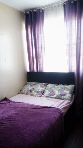 uma cama num quarto com uma janela em HMH Family Villa in Mexico, Pampanga em Mexico