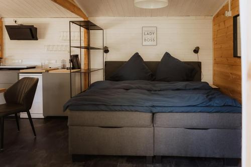 Postel nebo postele na pokoji v ubytování Tinyhaus & Souterrain Apartment in Ortenberg