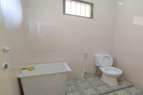 uma casa de banho com um WC e uma banheira em SPOT ON 92616 As-sakinah Syariah em Medan
