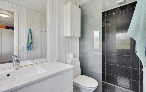 uma casa de banho com um WC, um lavatório e um chuveiro em Cozy Home In Faaborg With Kitchen em Faaborg