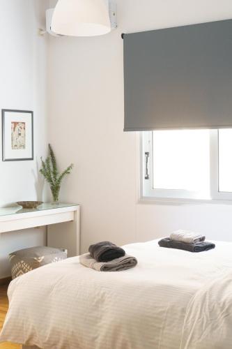 2BDRM Glyfada Residence - Jacuzzi, Garden & Parking