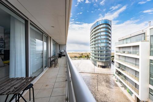 uma varanda com vista para um edifício em Oasis beach apartment na Figueira da Foz