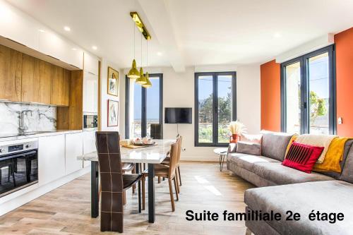 Il comprend une cuisine et un salon avec une table et un canapé. dans l'établissement Résidence LA VAGUE- 4 appartements Grand Confort -Vue mer - 2 à 6 personnes, à Houlgate