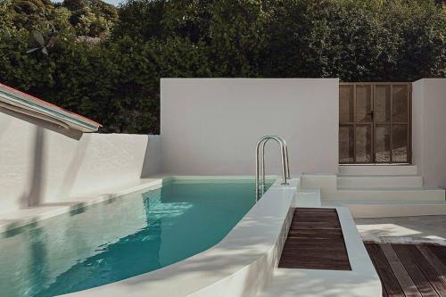 בריכת השחייה שנמצאת ב-Lotusland, a relaxing house at Amari Rethymno או באזור