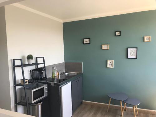 une cuisine avec un évier et un plan de travail dans l'établissement Bel appartement rénové, spacieux et lumineux, à Bourg-en-Bresse