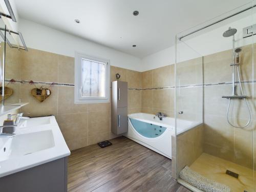 Kúpeľňa v ubytovaní Villa Crousadou, 10 personnes avec piscine à Saint-Rémy-de-Provence