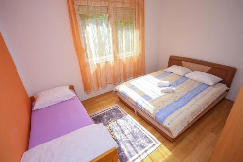 Habitación pequeña con cama y ventana en Hercegovina 2 en Mostar