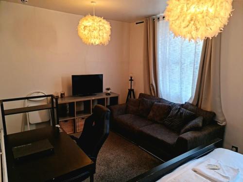 sala de estar con sofá y TV en Lovely One bedroom Aprt in central London en Londres