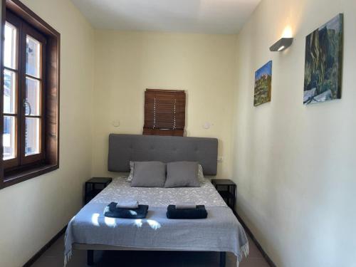 a bedroom with a bed with two towels on it at Casa rural con vistas maravillosas en Arico in Sabina Alta