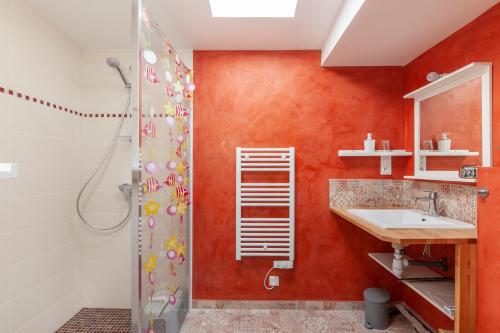 La salle de bains est pourvue d'une douche et d'un lavabo. dans l'établissement La Halte des Miquelots - Appt avec jardin, à Vains