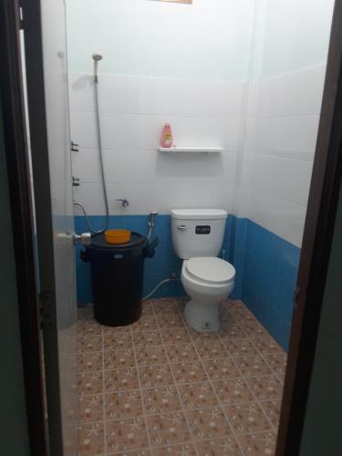 een badkamer met een toilet en een vuilnisbak bij BaanHomPa 