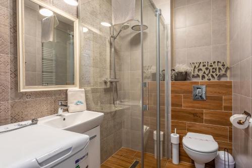 A bathroom at Blue Sky Perła C1 Apart Invest