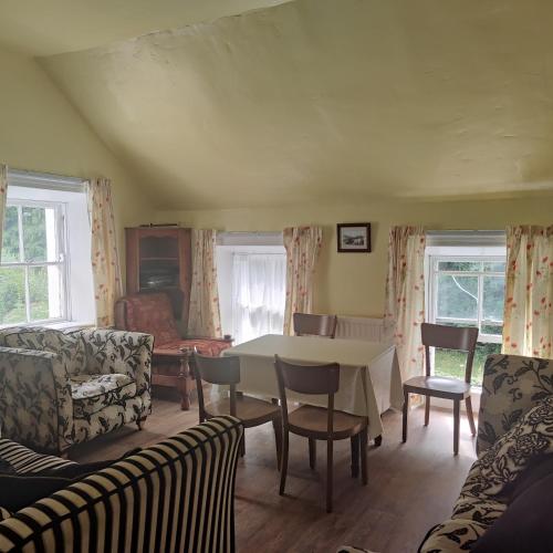 a living room with a table and chairs at Lovely 4-bed property in Mullaghbawn in Meigh