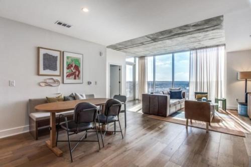 Χώρος καθιστικού στο 2 BR Lux Panoramic View - Rainey