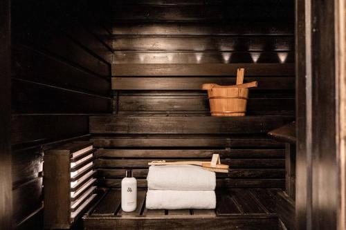 - Sauna con 2 toallas, cesta y cubo en Spacious 2br Apartment in the City Center, en Tampere